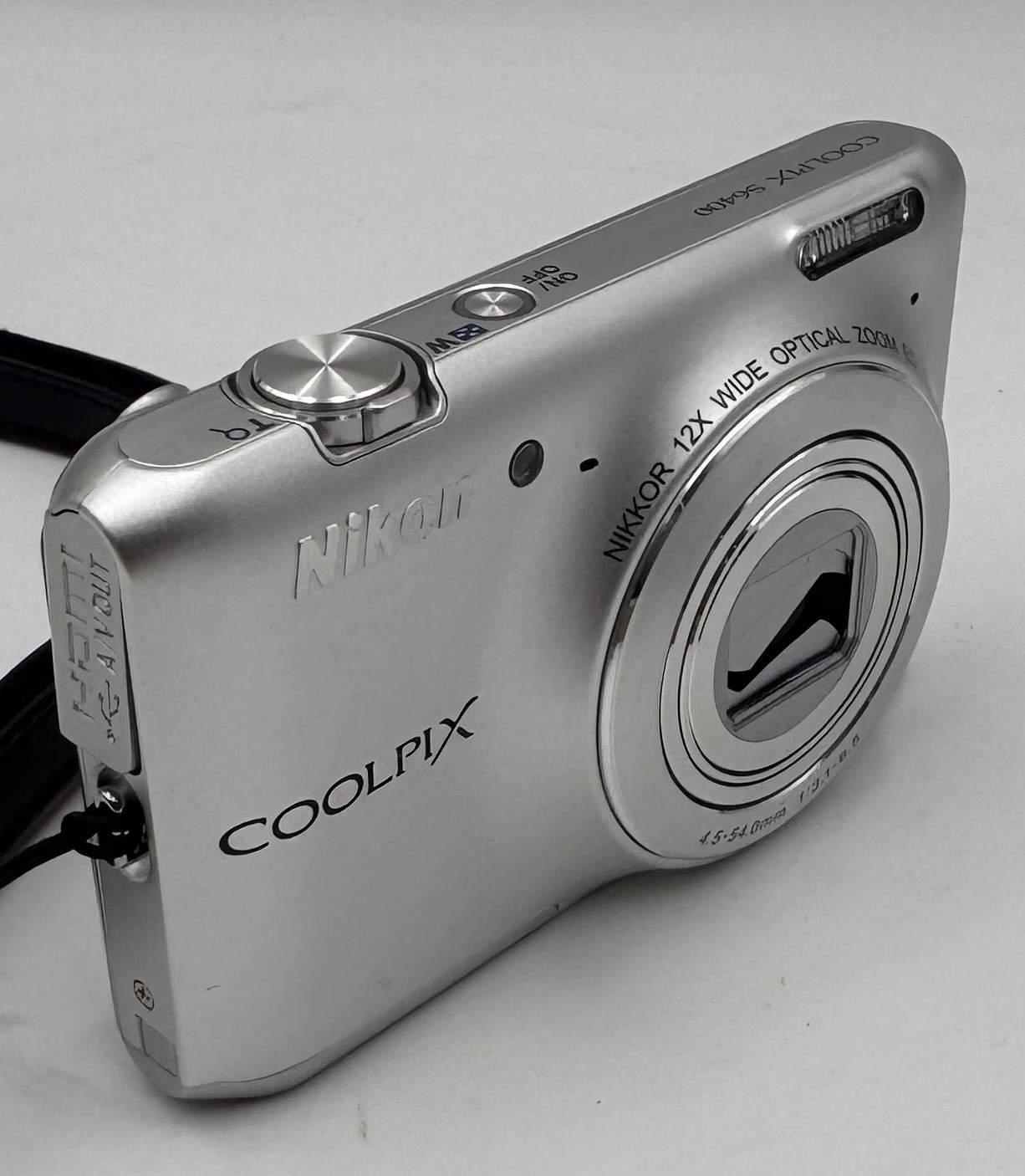 コンパクトデジタルカメラ